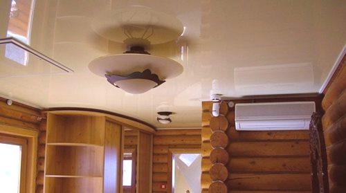 Stretch strop u drvenoj kući (28 fotografija): za i protiv napetosti stropova u drvenoj kući s gredama, recenzije