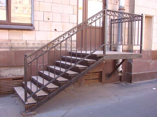 Rukohvati od metala za stepenice: 35 fotografija