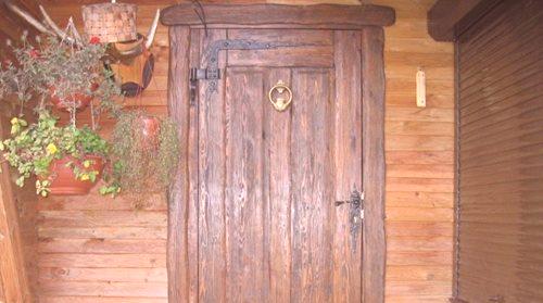 Lesena vrata v leseni hiši (78 fotografij): notranjost in vhod železo, ki je bolje izbrati za podeželski slog