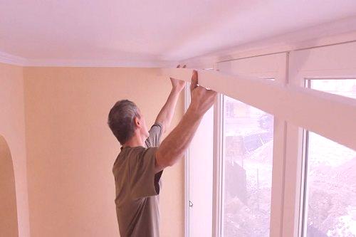 Kako popraviti stropni vijenac do stropa: 6 točnih koraka