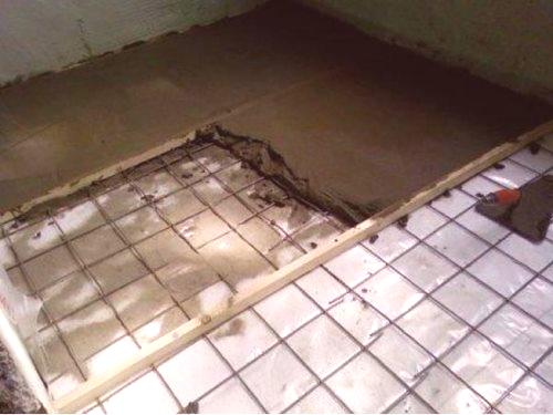 Изолирани бетонен под в банята