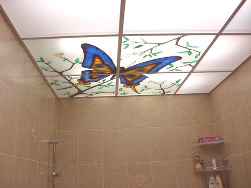 Ispravno viseći strop u kupaonici