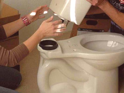 Как да го направите сами: закрепване на резервоара към тоалетната