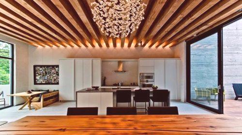 Leseni strop v apartmaju (21 slik): leseni dekor v notranjosti