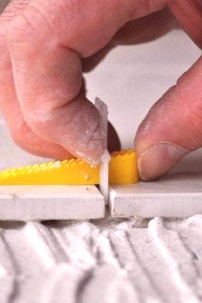Ножеви за полагање плочица (19 слика): клинови за изравнавање керамичке облоге, сет пластичних копчи