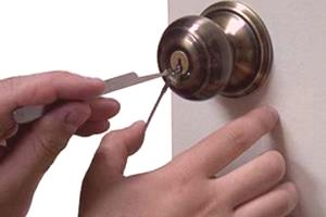 Како отворити предња врата ако је бравица сломљена или заглављена
