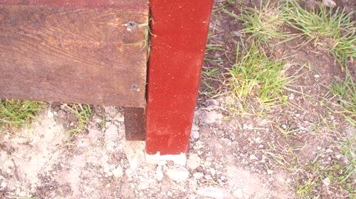Метални стубови за ограду - карактеристике и уградња: шта треба обојити колоне, обрада метала за капију - 