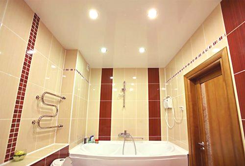 Stretch strop v kopalnici: prednosti in slabosti, nasveti strokovnjakov