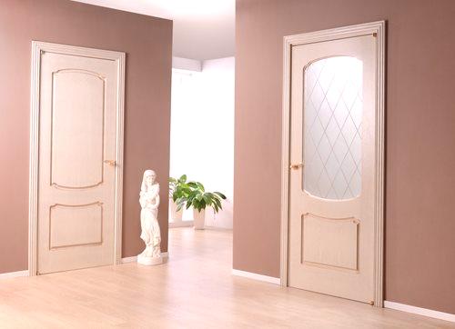 Бели интериорни врати със стъкло в стил 