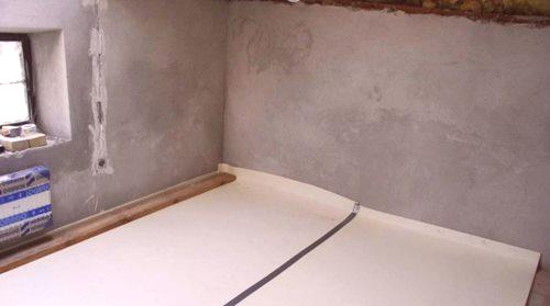 Хидроизолация на пода под винт (64 снимки): как да се направи в баня, в апартамент или в къща, видове материали за и особености на пълнене