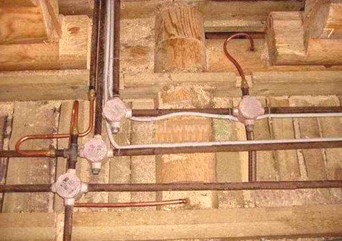 Схема на разреждане на кабелите в дървена къща: разгледайте подробно