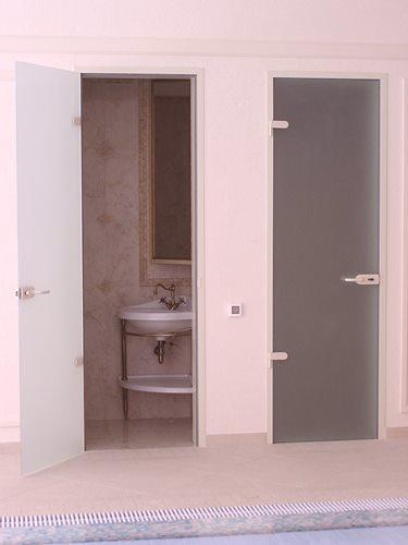Стъклена врата за банята: възможности за избор и монтаж в банята