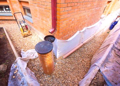 Одводне цеви за одводњавање подземних вода ће штитити зграде и садњу на локацији са прекомерном влагом