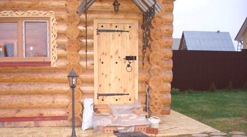 Дрвена врата за купање (41 слика): улази са дрвета, одабиремо величине производа од храстовог масива