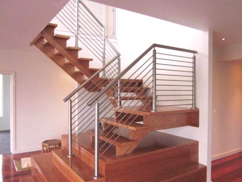 Ograđivanje stepenica: ožujska i vijčana konstrukcija u privatnoj kući