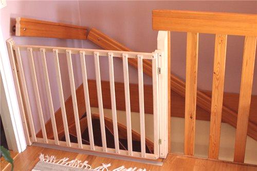 Sigurnosna vrata za djecu na stepenicama: 6 savjeta za odabir zaštite