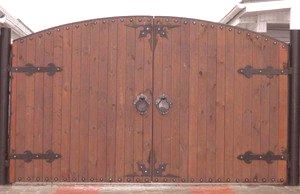 Lesena vrata in vrata z lastnimi rokami: fotografija in montaža