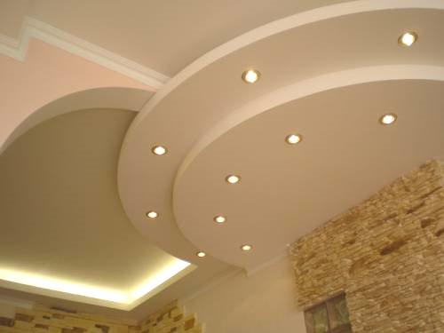 Красиво решение за обработка: многостепенен таван с гипсокартон с подсветка