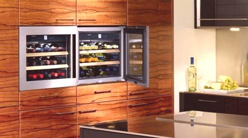 Вино шкаф: вградени дървени опции, дървени компактни шкафове за съхранение на напитки