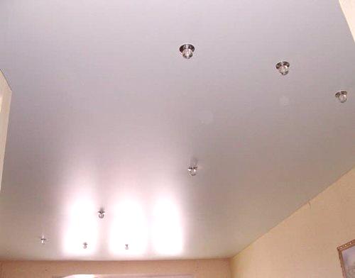 Prednosti in lastnosti satenskih stropov