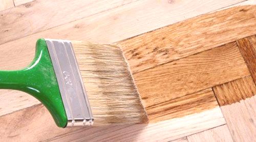 Безцветен лак за дърво: бързосъхнещ прозрачен, без мирис, огнеупорен спрей и епоксидно покритие за дървени подове, примери за приложения в интериора