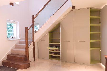 Priročno in priročno rešitev v zasebnem domu - garderobo pod stopnicami
