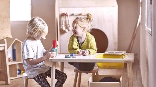 Детска маса Ikea (25 снимки): пластмасови маси със столове за детето, асортимент от детски мебели и обратна връзка за продуктите