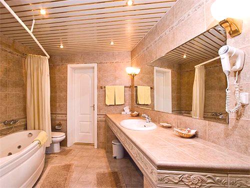 Висящ таван в релсата за баня: просто и красиво