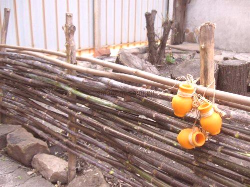 Снимка Инструкция: как да направите плетена ограда със собствените си ръце?