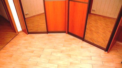 Tla v dvorani (50 fotografij): bolje je posteljo v hodniku - kombinirano ali tekoče, za izbiro dizajna, značilnosti toplega poda