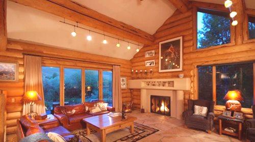 Osvetlitev v leseni hiši (25 fotografij): značilnosti in zasnova napeljave na verandi, v sobi z gredami ali nizkimi stropi iz hloda