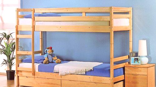 Дрвени кревет на кат (54 фотографије): Оквир од пуног дрвета - бор, храст и буква, за одрасле и децу беле боје