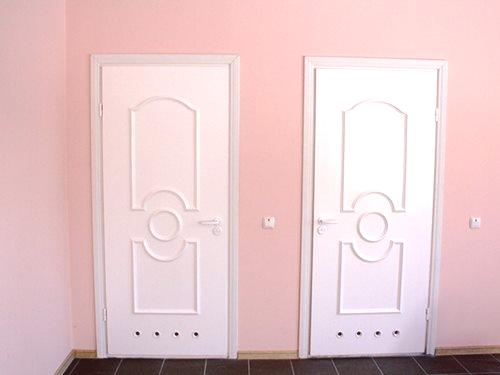 Plastična vrata v kopalnici in stranišču: kako jih izbrati in namestiti