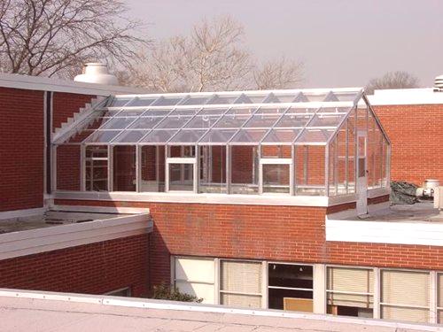 Prihranimo prostor za postelje v državi: rastlinjak na strehi