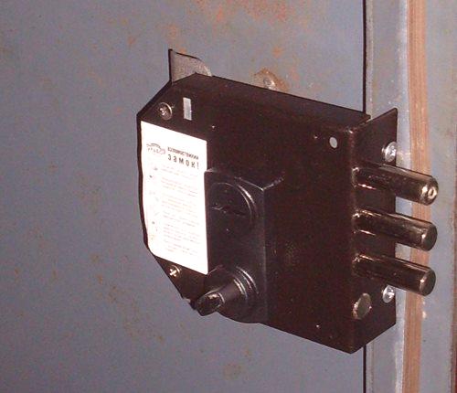 Склопива брава на металним вратима: како одабрати и правилно поставити