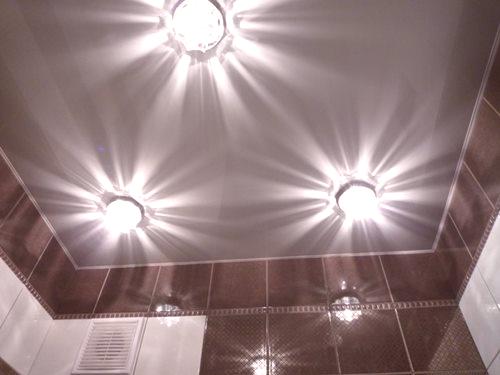 5 начина за създаване на уютно осветление в банята с напрегнат таван