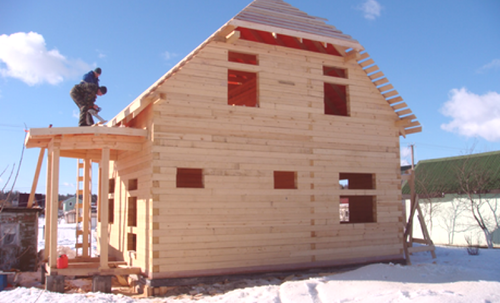 Възможно ли е да се построи къща през зимата?
