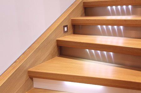 Подсветка на стълбите: 3 варианта на оборудването