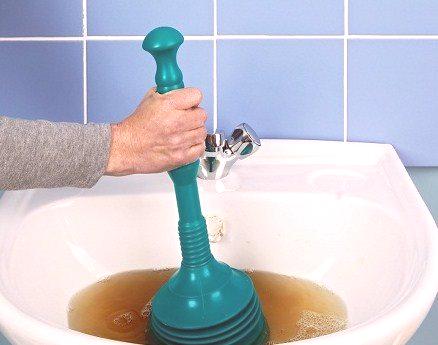 Kako očistiti zamašitev v kopalnici: 3 stopnje čiščenja s kadjo