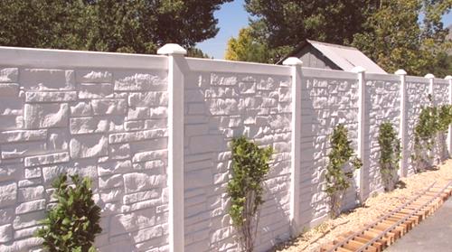 Ukrasna betonska ograda (48 fotografija): sekcijska ograda od armiranobetonskih ploča, značajke betonskih i armiranobetonskih ograda