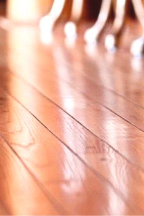 Поправак дрвеног пода (49 фотографија): него затворити јаз између плоча у стану и како елиминирати шкрипање рукама у приватној кући или 