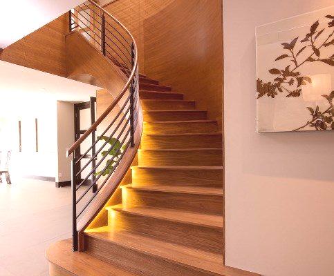 Vrste lesenih stopnic v notranjosti hiše: 3 načina pritrditve stopnic