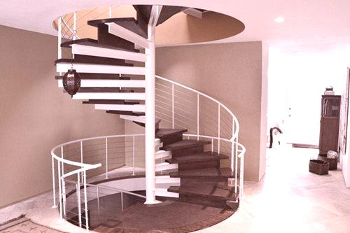 Trpežne kovinske stopnice: 3 vrste modelov