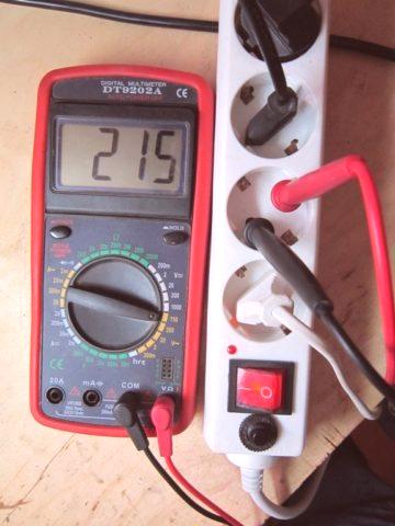 Размотрите како да измерите напон и струју у утичници