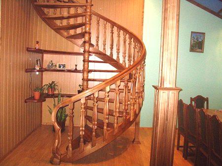 Једноставним навојним степеницама на други спрат својим рукама