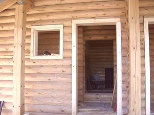 Как да инсталирате врата в дървена къща