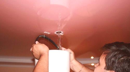 Канализация на вода от участък таван (38 снимки): как самостоятелно да се отцеди, ако наводнени, как да се премахнат капчици и суха кърпа