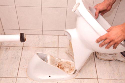 Как да лепило тоалетна: реда на изпълнение на работата