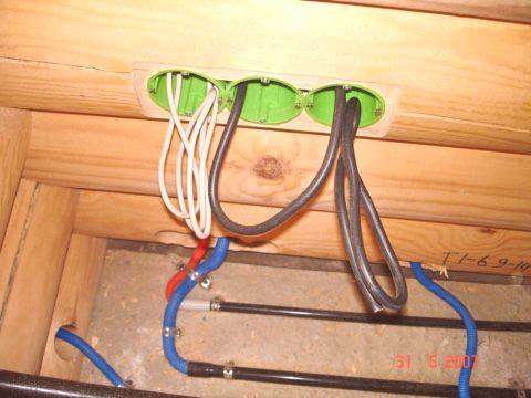 Инсталацията яде кабели в дървена къща според всички правила