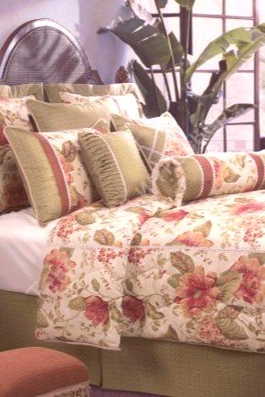 Възглавница валяк (49 снимки): как да изберете глава за сън, дълго и декоративни за диван и легло, идеи в интериора \ t